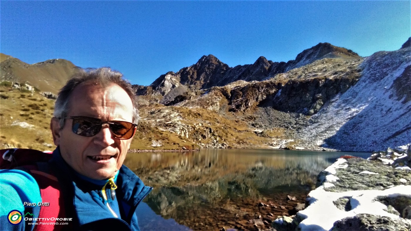 37 Lago di Sopra, spettacolo con la prima spruzzata di neve ! ...selfie.jpg
